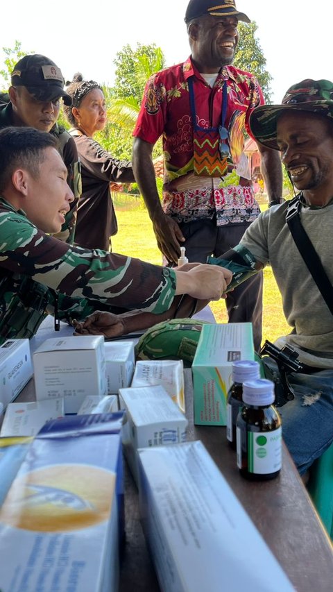 Momen HUT ke-79 TNI, Satgas Habema Bagikan Bantuan ke Warga Perbatasan RI-PNG