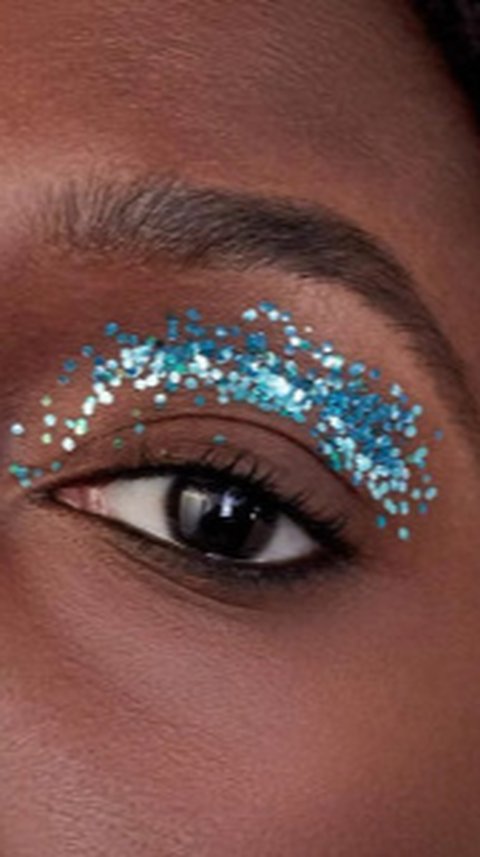 Tips Ampuh Menghilangkan Eyeshadow Glitter Hanya dengan Selotip