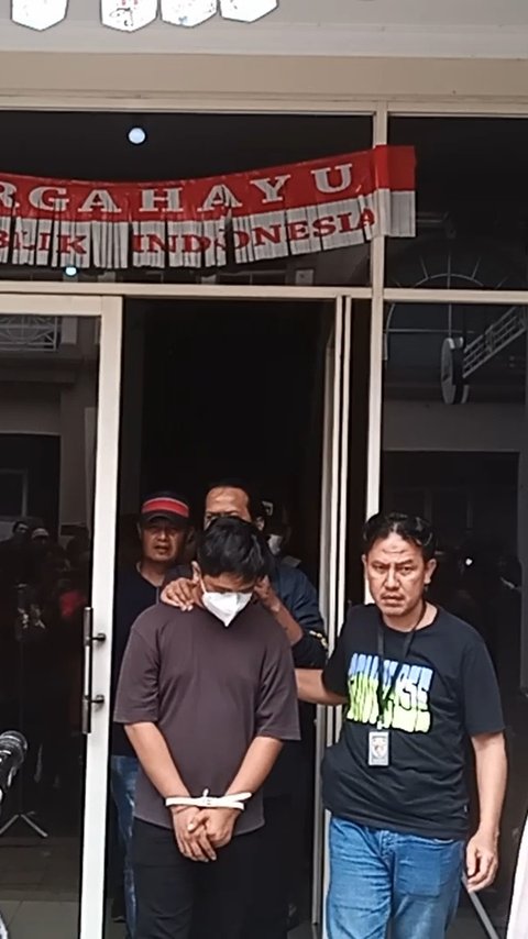 Polisi Geledah Ruko di Bekasi, Diduga 'Kantor' Judi Online Pegawai Komdigi