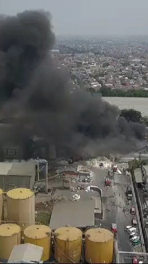 Pabrik Pakan Ternak di Bekasi Terbakar sampai Asap Hitam Membumbung, 3 Orang Terjebak Ditemukan Tewas