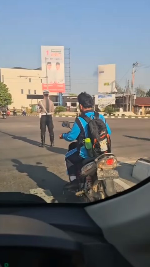 Anak Sekolah Tak Pakai Helm Berhenti di Lampu Merah, Di Depan Ada Polisi Bikin Deg-degan Endingnya Tak Terduga