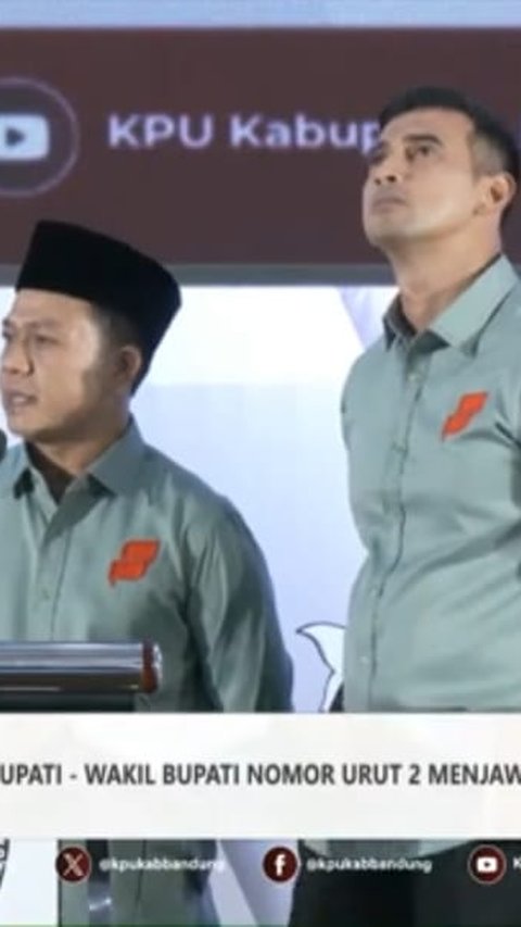 Gerak-gerik Artis Ali Syakieb Saat Debat Pilkada Kabupaten Bandung jadi Sorotan