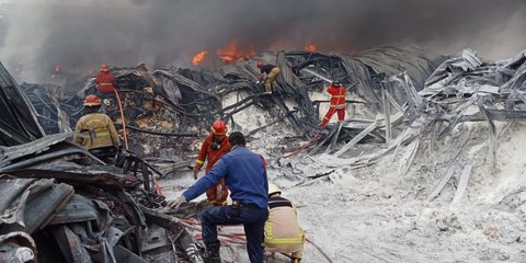 9 Orang Meninggal Dunia, Kebakaran Pabrik Pakan Ternak di Bekasi Belum juga Padam Nyaris 10 Jam