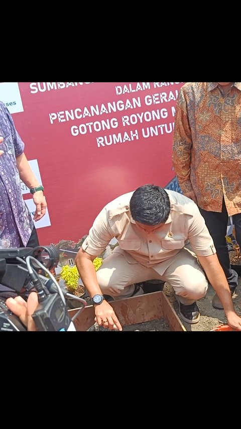 Usai Emosi Gebrak Meja, Kini Menteri Ara Rela Mengaduk Semen untuk Bangun Rumah Gratis