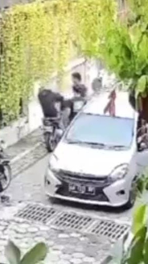 Viral Pengendara Mobil Pukul dan Buang Kunci Motor Korban ke Atap Rumah, Pelaku Ditangkap!