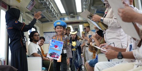 Potret Anak-Anak Turut Meramaikan Hari Pahlawan Nasional di LRT Jabodebek