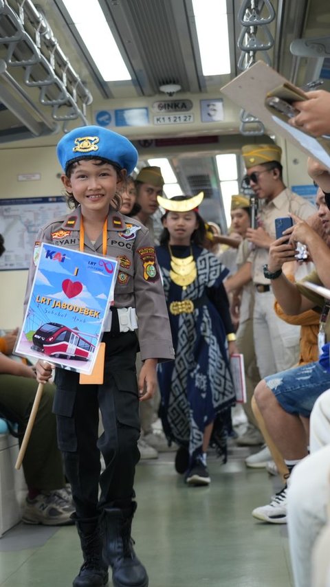 Potret Anak-Anak Turut Meramaikan Hari Pahlawan Nasional di LRT Jabodebek