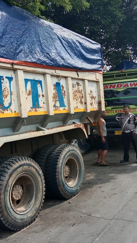 Nekat, Belasan Truk Melintas di Tangerang di Luar Jam Operasional