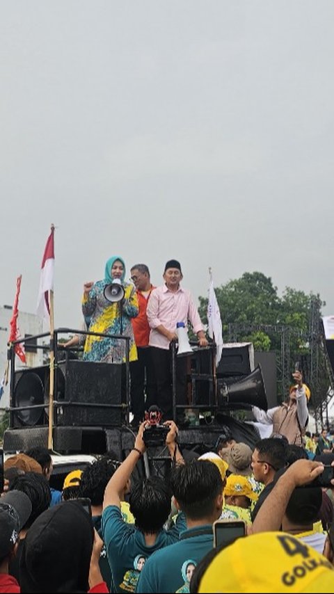 Usai Insiden Panggung Kampanye Roboh Karena Hujan Deras, Airin Naik Mobil Komando Keliling Pastikan Semua Selamat