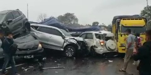 Ada Kecelakaan Beruntun di Tol Cipularang, Kapolda Jabar Langsung Datangi Lokasi Usai Rapat di DPR