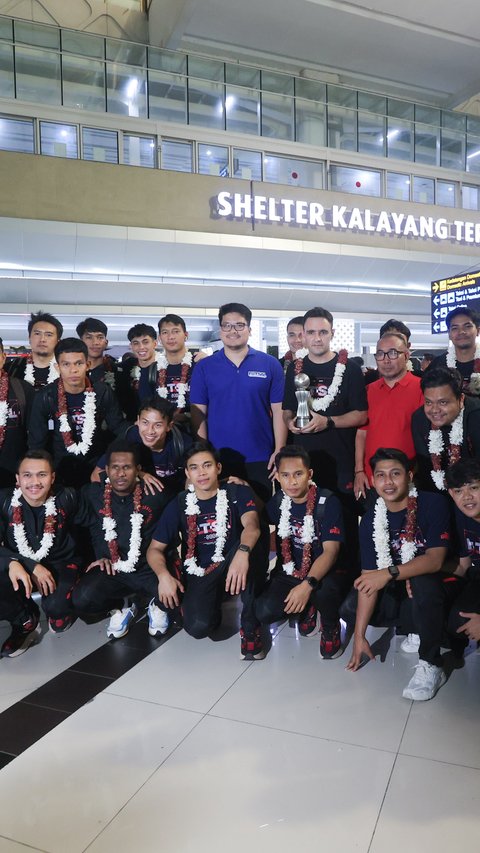 FOTO: Juara Piala AFF 2024, Timnas Futsal Indonesia Disambut Bak Pahlawan Saat Tiba di Tanah Air