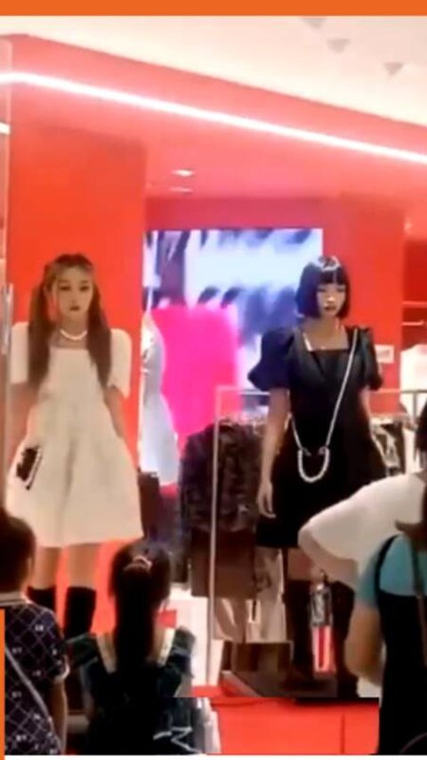 Chinese Store Replacing Mannequins with Real Models Goes Viral and Sparks Criticism