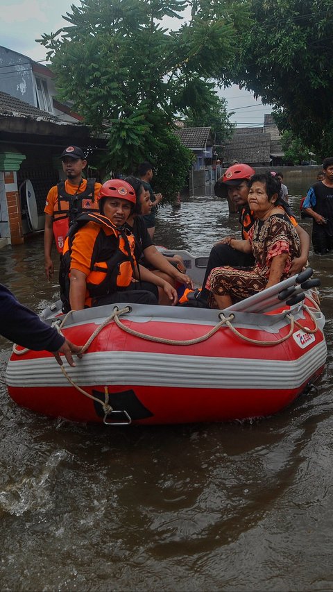 FOTO: Ratusan Rumah di Tangerang Selatan Dikepung Banjir, Sejumlah Warga Dievakuasi Pakai Perahu Karet