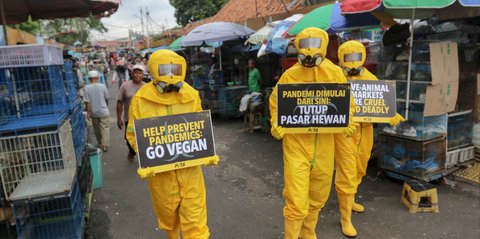 FOTO: Aktivis PETA Gelar Aksi di Jatinegara Tuntut Pasar Hewan Ditutup