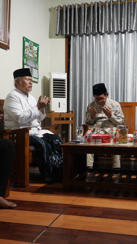 Silaturahmi ke KH. Mahfud Asirun, Pramono Didoakan Jadi Gubernur