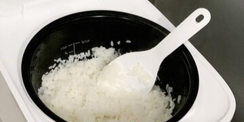 Trik Sederhana agar Nasi Tidak Kering dan Berkerak di Rice Cooker