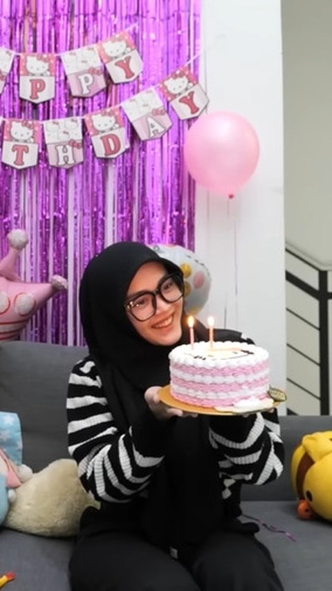 Potret Putri Delina Rayakan Ultah Bintang Anak Teddy Pardiyana Lewat Video Call, Siapkan Kue Hello Kitty & Dekorasi Lucu