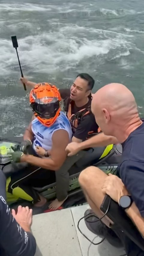 Potret Raffi Ahmad Ajak Ariel CS Main Jet Ski di Danau Toba Tuai Pujian, Desta Disorot Karena Pakai Payung Sendiri