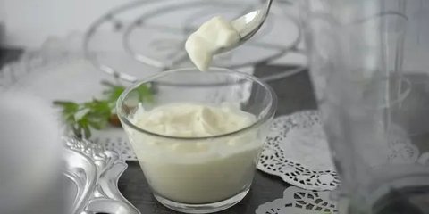 Apa Sih Sebenarnya Perbedaan Manfaat antara Greek Yogurt dan Yogurt Biasa?