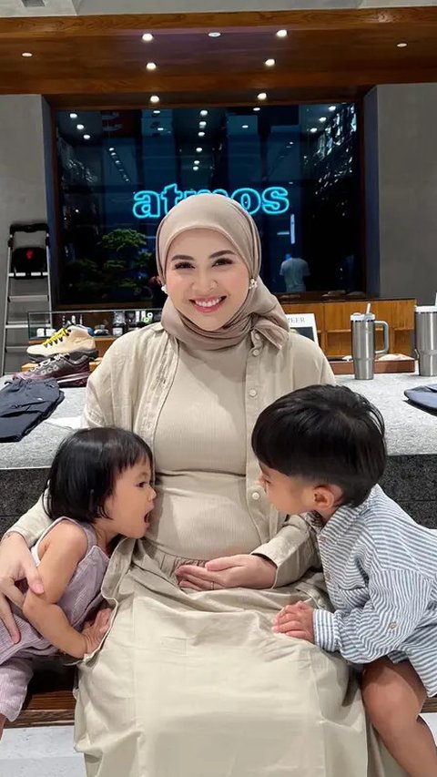 Hamil Anak Ketiga, Potret Kesha Ratuliu Pamer Baby Bump - Kecantikan Bumil Semakin Terpancar