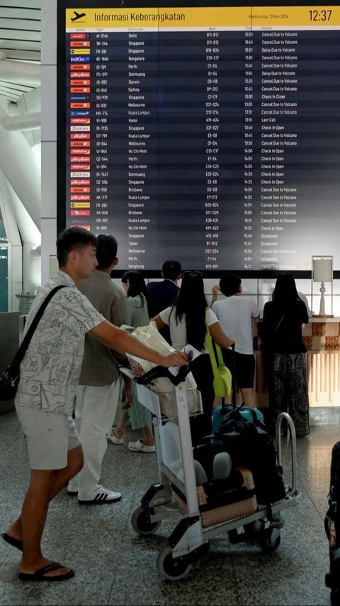 Bandara Ditutup Akibat Abu Vulkanik, Ratusan Penumpang Menumpuk di Labuan Bajo