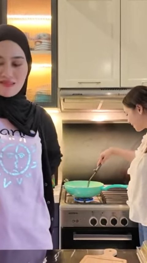 Potret Nagita Slavina Masak Buttermilik Chicken di Rumah Syahnaz Sadiqah, Bumbu Asal Cemplung Gimana Rasanya?