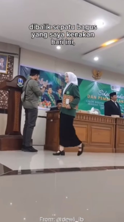 Mahasiswi ini Pakai Sepatu Paling 'Mahal' Sedunia di Acara Pembekalan Wisuda, Ada Kisah Haru di Baliknya