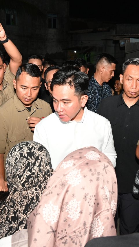 Cerita Warga Kegirangan Anaknya Dikasih Susu Sama Gibran, Harap Bantuan Diberikan Lebih Banyak