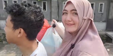 Bule Cantik Mualaf dari Amerika Ikut Menimbang Rongsokan Bareng Sang Suami 'Ini Pengalaman yang Sangat Lucu'