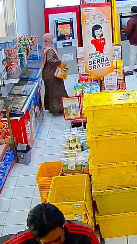 Nekat! Ibu-Ibu Terekam CCTV Ngambil Susu di Minimarket Disembunyikan di Area Wanita Bikin Geleng-Geleng