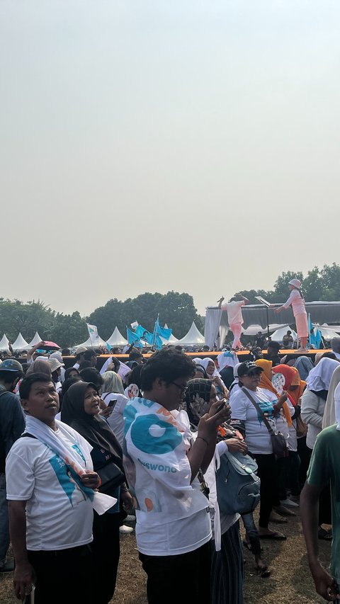 Kampanye Akbar, Pendukung Ridwan Kamil-Suswono Ramai Bawa Spanduk 'Gibranku'