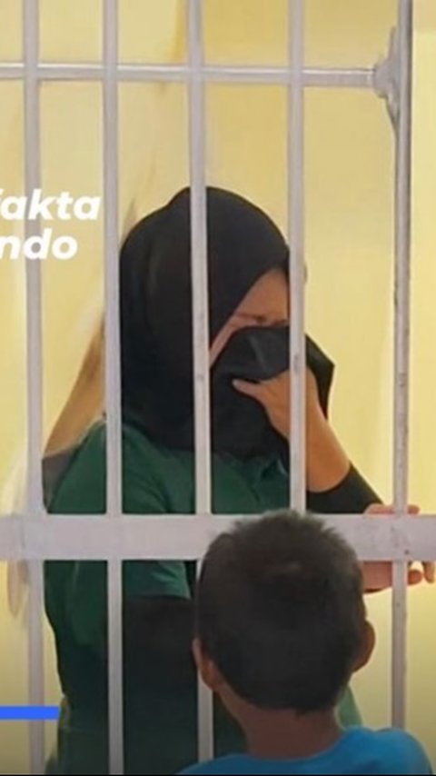 Mengiris Hati, Ibu Dibui Usai Siram Air Keras ke Pria yang Mengintipnya, 2 Anaknya Nangis Mau Ikut ke Penjara