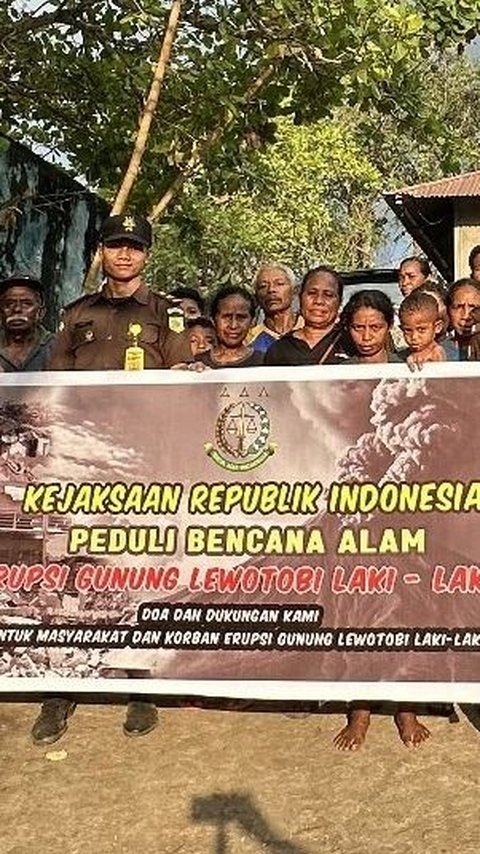 Kejaksaan RI Peduli Salurkan Bantuan Kemanusian untuk Pengungsi Erupsi Gunung Lewotobi