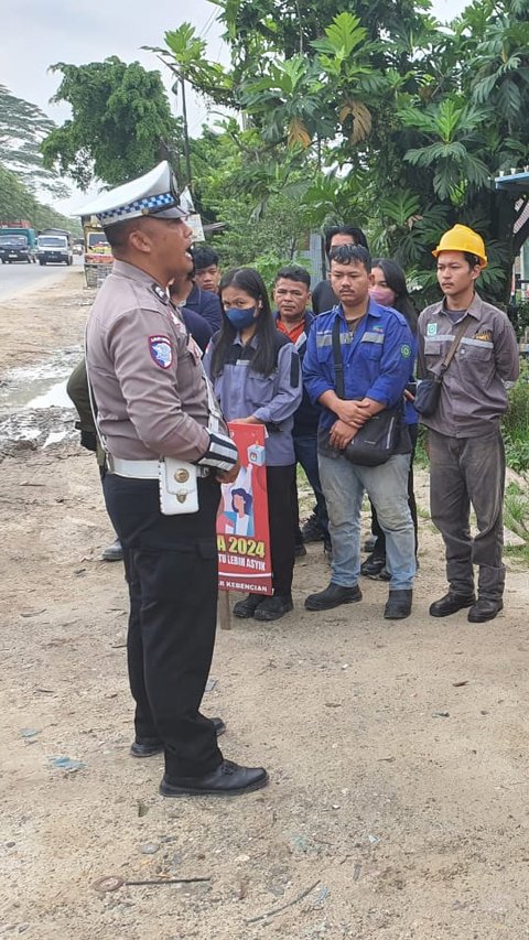 Aksi Anggota Polantas Pelalawan Sambangi Karyawan Perusahaan, Edukasi Terkait Pilkada