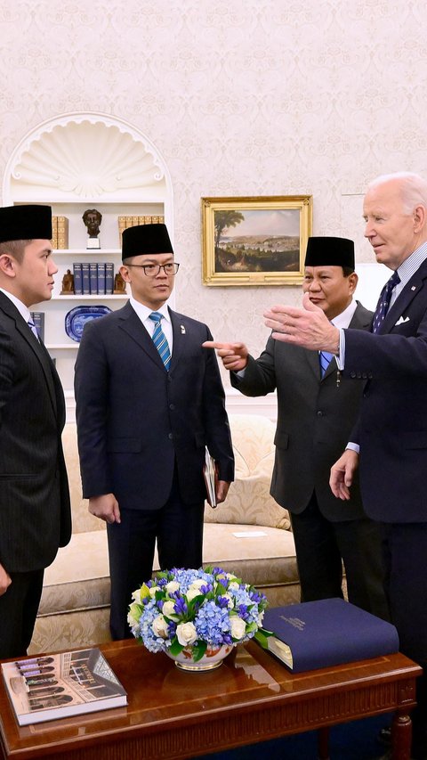 Momen Mayor Teddy Beri Hormat saat Dikenalkan Prabowo ke Joe Biden: I'm Cabinet Secretary