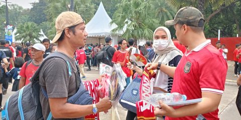 Berkah Pertandingan Indonesia vs Jepang, Pedagang Jersey Timnas di GBK Untung Dua Kali Lipat