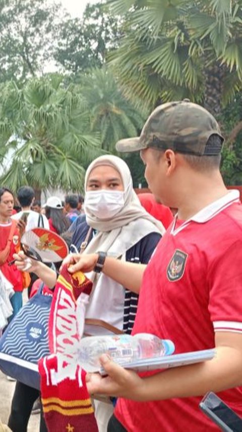 Berkah Pertandingan Indonesia vs Jepang, Pedagang Jersey Timnas di GBK Untung Dua Kali Lipat