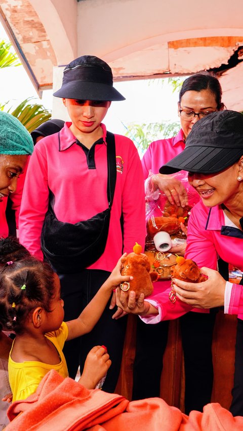 Potret Istri Jenderal Berbaju Pink Hibur Anak Pengungsi Erupsi Gunung Lewotobi Laki-Laki