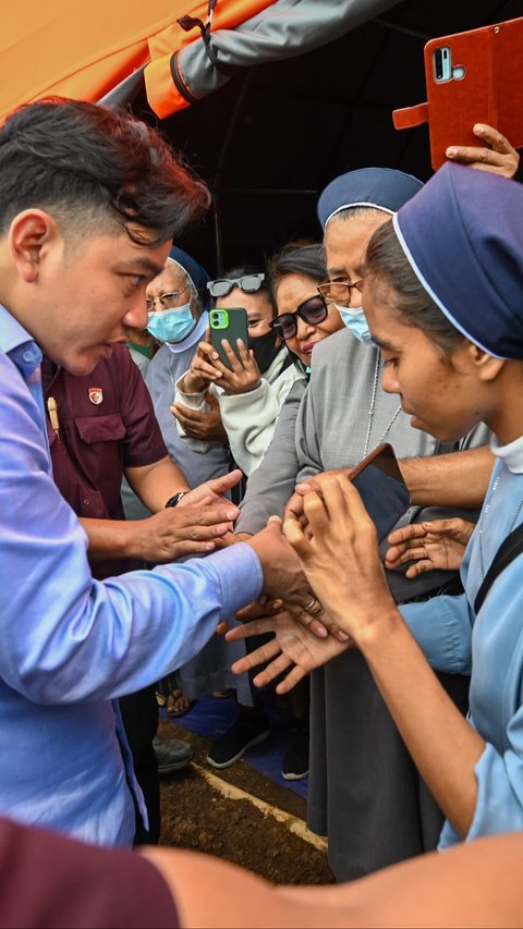 VIDEO:  Momen Wapres Gibran Temui Bayi Gibran Raka Lahir di Pos Pengungsian Erupsi Gunung Lewotobi