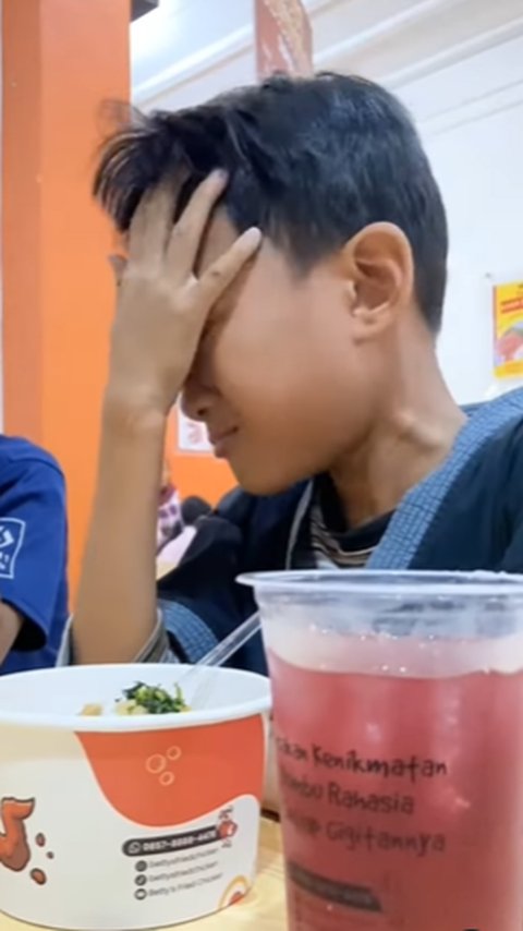 Bocah ini Menangis saat Ditraktir Makan Bareng Temannya, Ditanya Kenapa Ternyata Alasannya Bikin Sedih