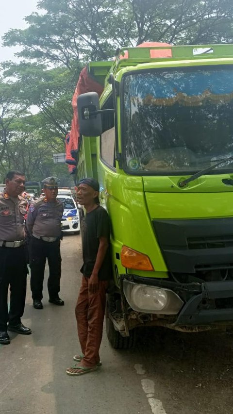 Puluhan Truk Pengangkut Material PIK 2 Nekat Terobos Jalan di Luar Jam Operasional