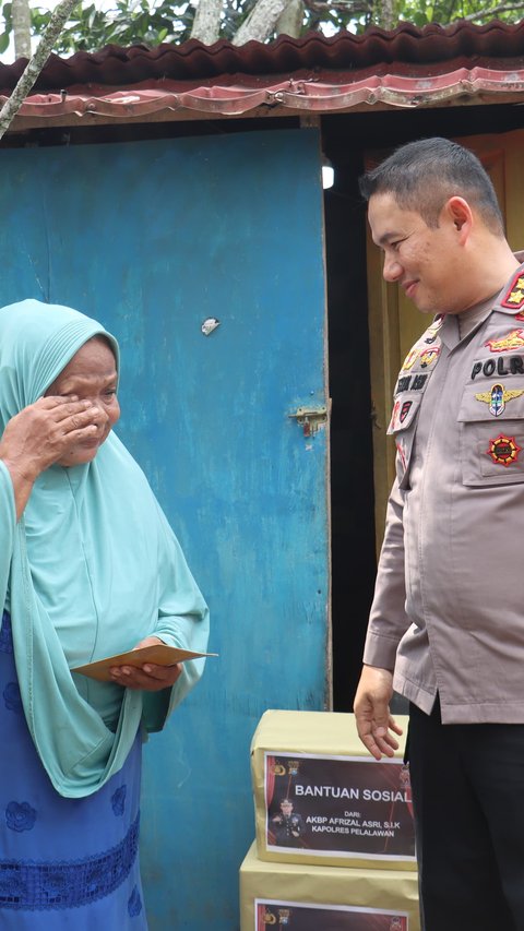 Polri Gelar Bakti Sosial, Beri Bantuan Sembako ke Warga Kurang Mampu