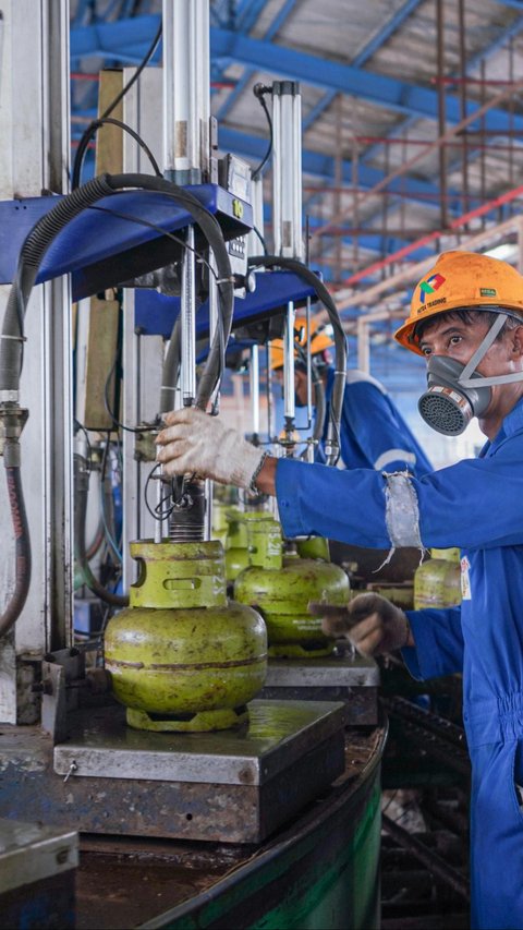 Pertamina Patra Niaga Kirim Bantuan Korban Erupsi Lewotobi, Ada 1.400 Liter Minyak Tanah dan BBM