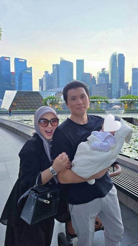 Potret Outfit Syahrini Jalan-jalan Bareng Princess R Selalu 'Menyala', Perhiasan Berderet & Semua Serba Branded