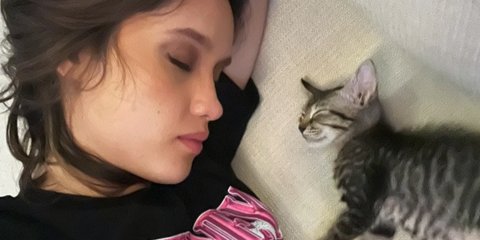 Gemas Banget, Potret Cinta Laura Bareng Spikey si Kucing Mujair yang Selalu jadi Sorotan