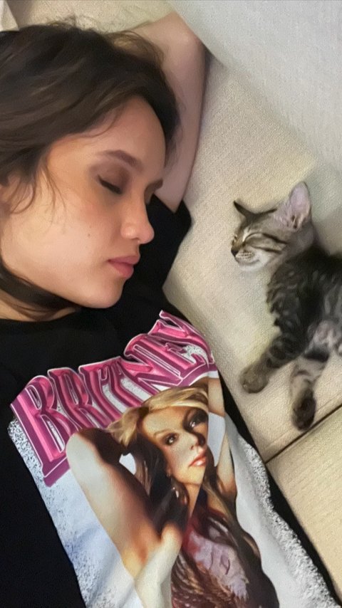 Gemas Banget, Potret Cinta Laura Bareng Spikey si Kucing Mujair yang Selalu jadi Sorotan