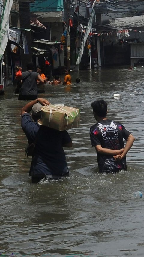 FOTO: Penampakan Banjir Rob Rendam Pesisir Utara Jakarta, Warga Dievakuasi Naik Buldoser