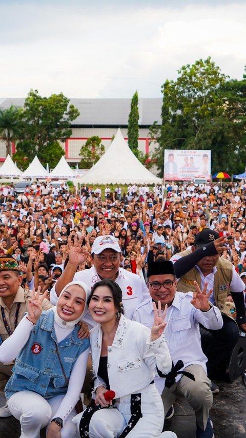 Ribuan Warga Sampit Kompak Salam 3 Jari Saat Kampanye Akbar Agustiar Sabran-Edy Pratowo