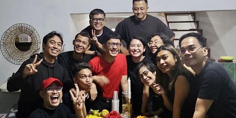 Potret Ultah Aming Ke-44, Digelar Sederhana Bareng Bestie - Meja Penuh dengan Makanan