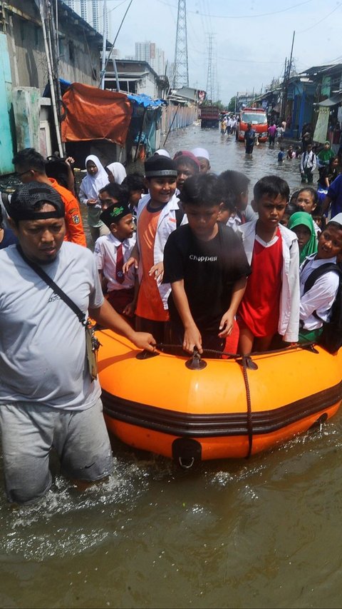 FOTO: Banjir Rob Muara Angke, Anak-Anak Pulang Sekolah Dievakuasi Perahu Karet